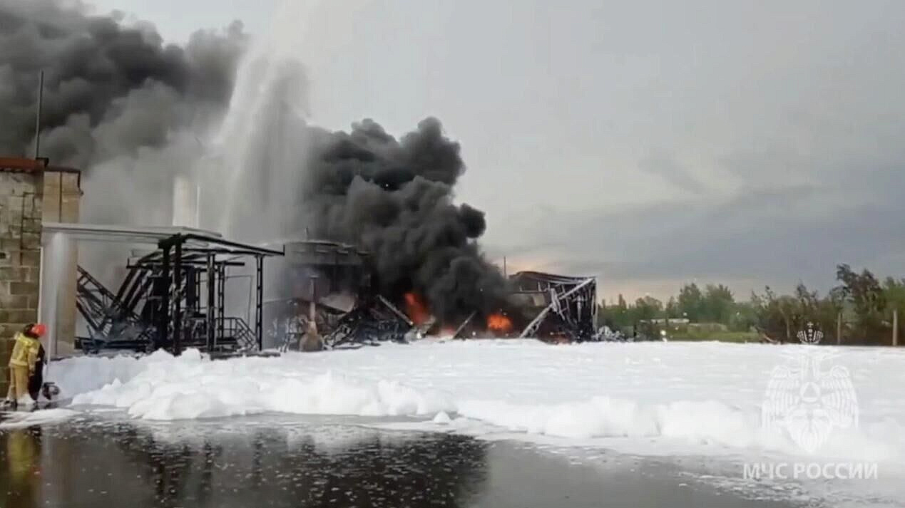 Названа возможная причина пожара на битумном заводе в Нижегородской области