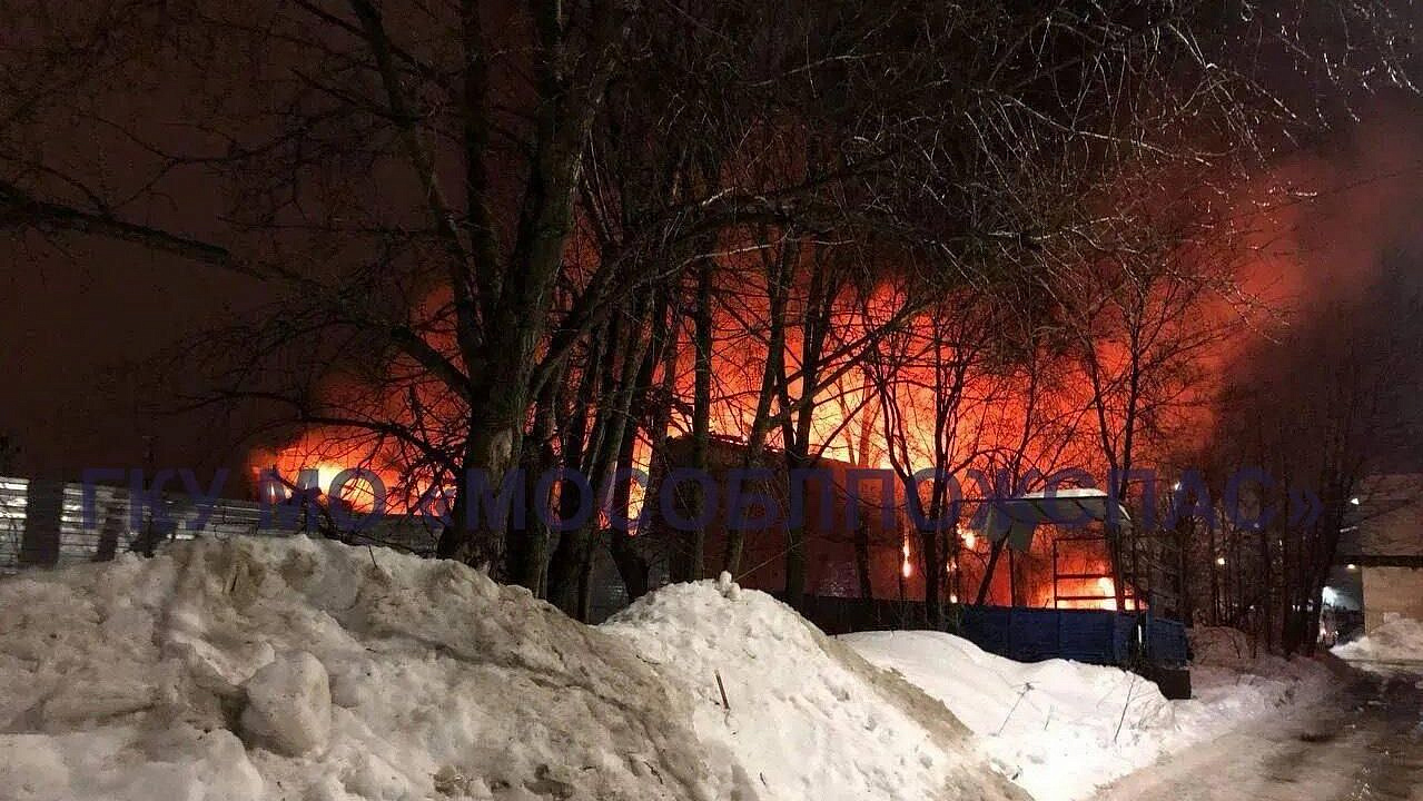 В Химках потушили пожар на складе