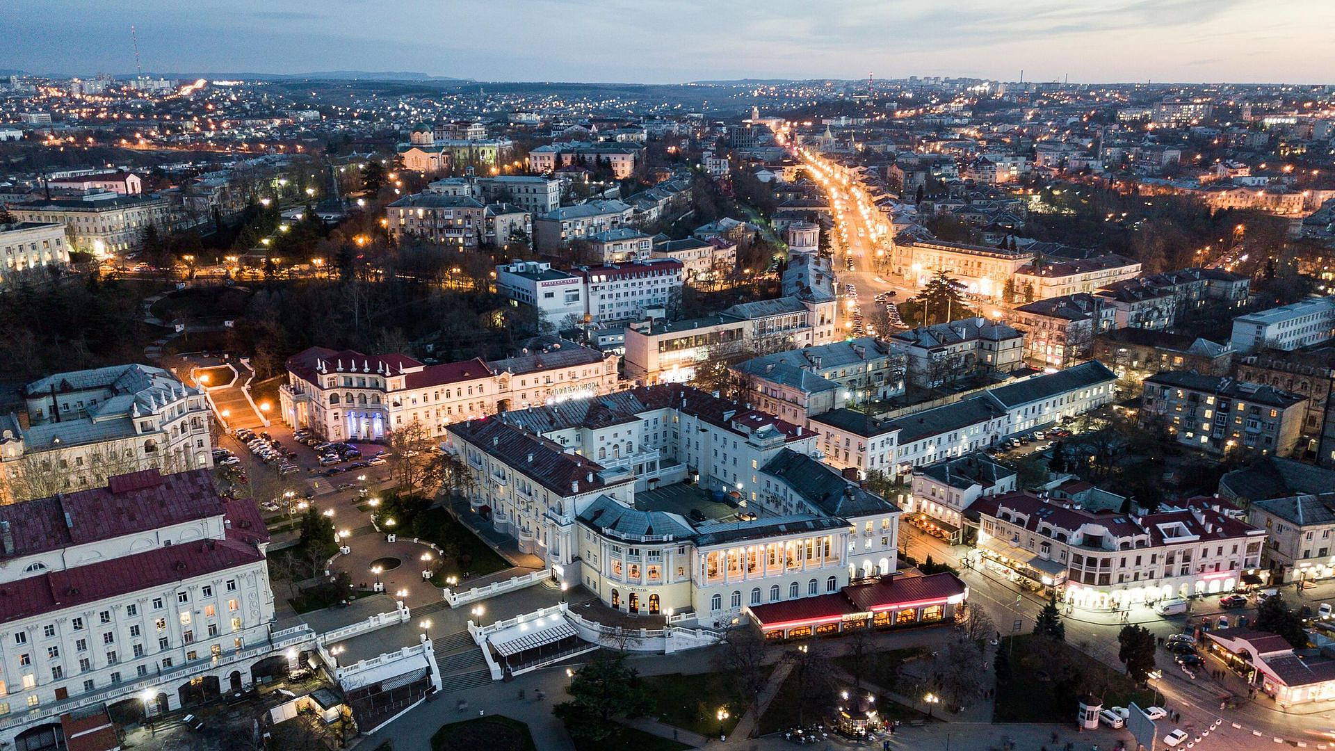 Сбитый в Севастополе беспилотник ВСУ упал за территорией школы