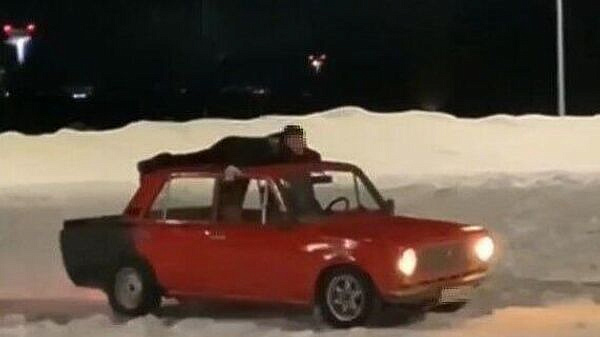 Житель Нижнего Новгорода катал пассажиров на крыше "Жигулей"