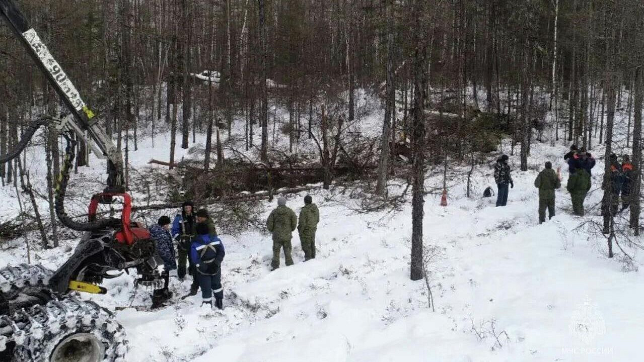 На месте крушения вертолета в Амурской области нашли телефон пилота