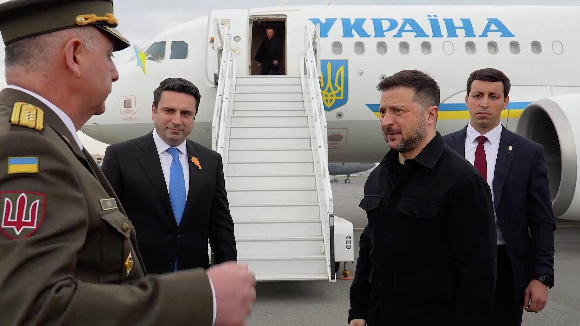 "Кусок мусора": в Сети набросились на приехавшего в Ереван Зеленского 