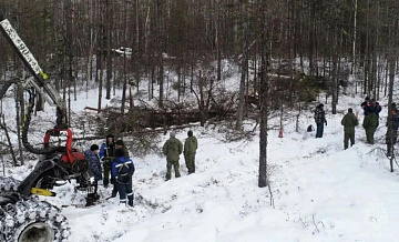 На месте крушения вертолета в Амурской области нашли телефон пилота
