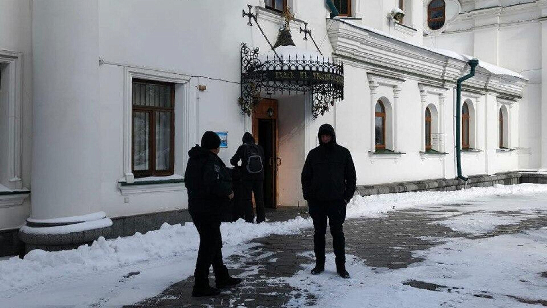 Работники заповедника "Киево-Печерская лавра" срезают замки с храмов