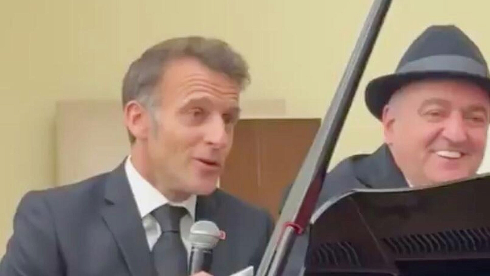 Лидер "Патриотов" раскритиковал Макрона за пение песен с Пашиняном