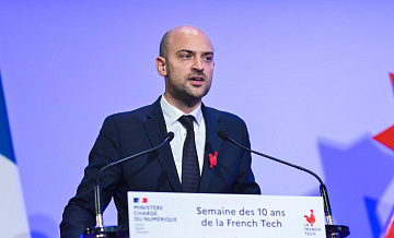 Глава МИД Франции обвинил мэров, снявших флаги ЕС, в предательстве страны