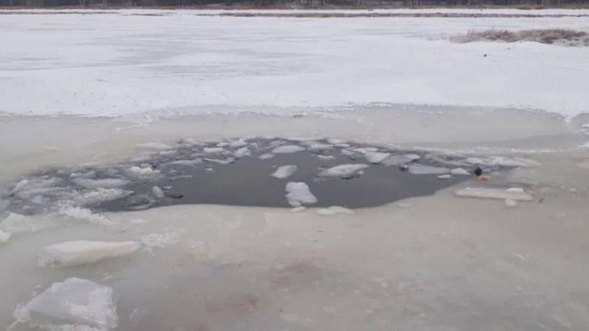 В Иркутской области машина с людьми провалилась под лед