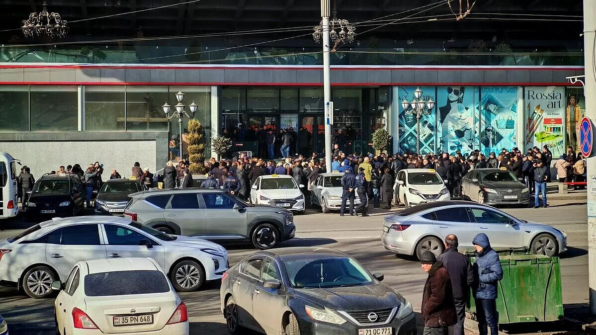 В Ереване торговцы ярмарки "Россия молл" вышли на акцию протеста