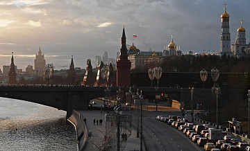 Асфальт обновили на Москворецкой набережной в Москве