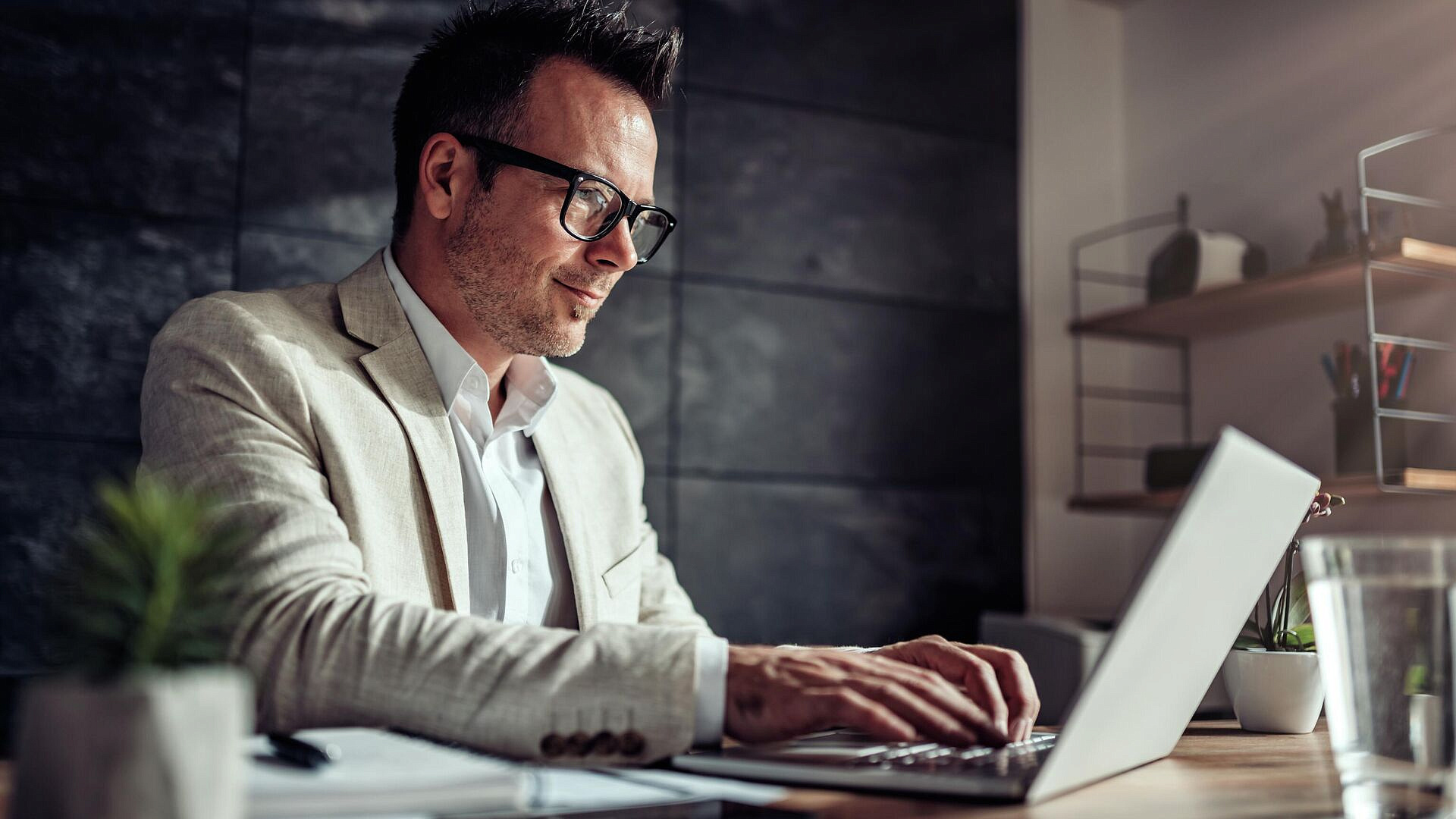 Юрист рассказал, чем грозит яркий парфюм в офисе