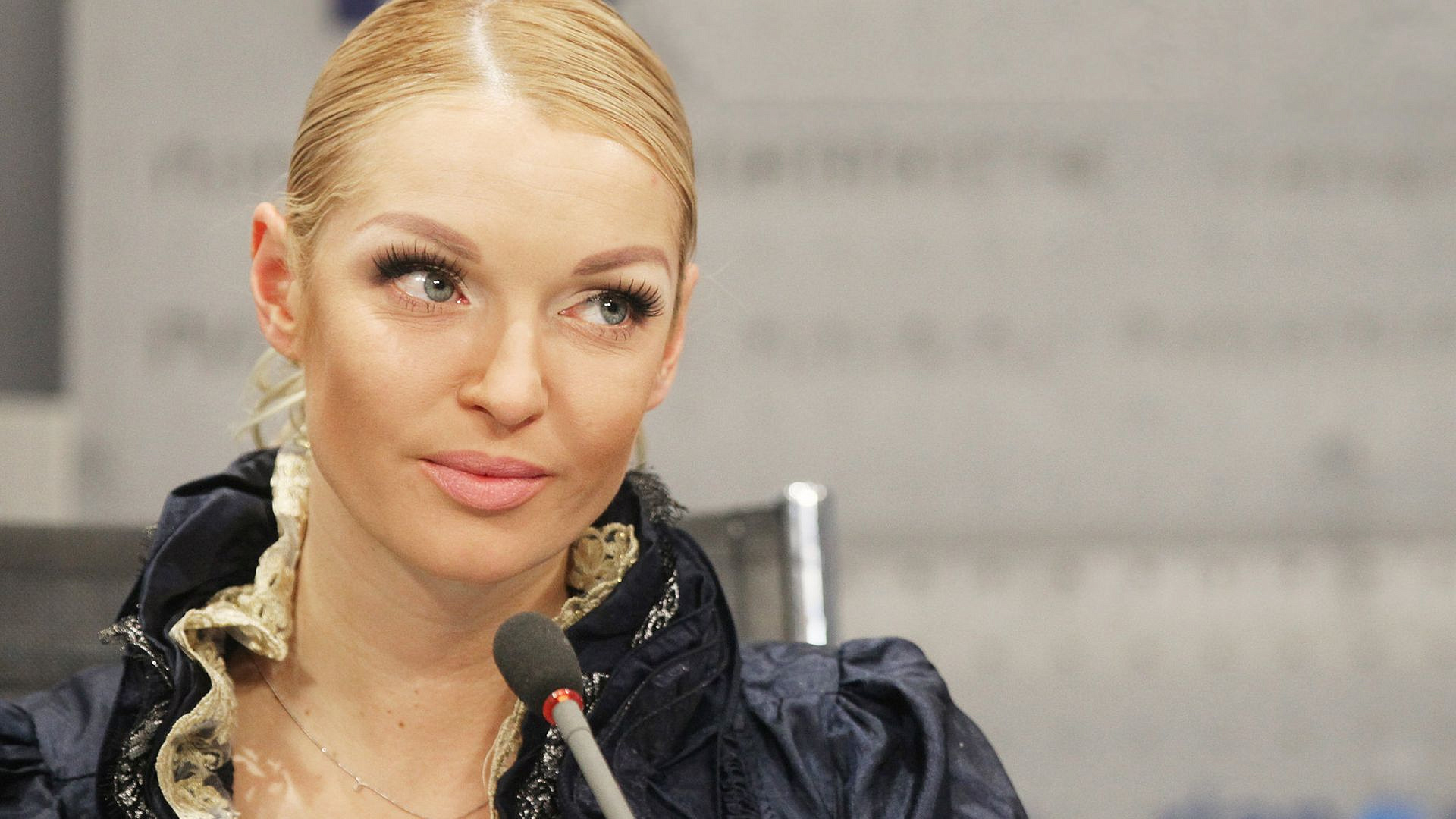 Волочкова навестила больного отца в Петербурге