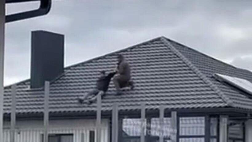 Сотрудники ТЦК на Украине столкнули мужчину с крыши во время мобилизации