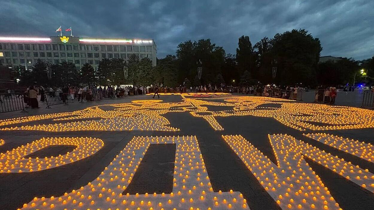 В Махачкале создали картину из 20 тысяч свечей ко Дню памяти и скорби