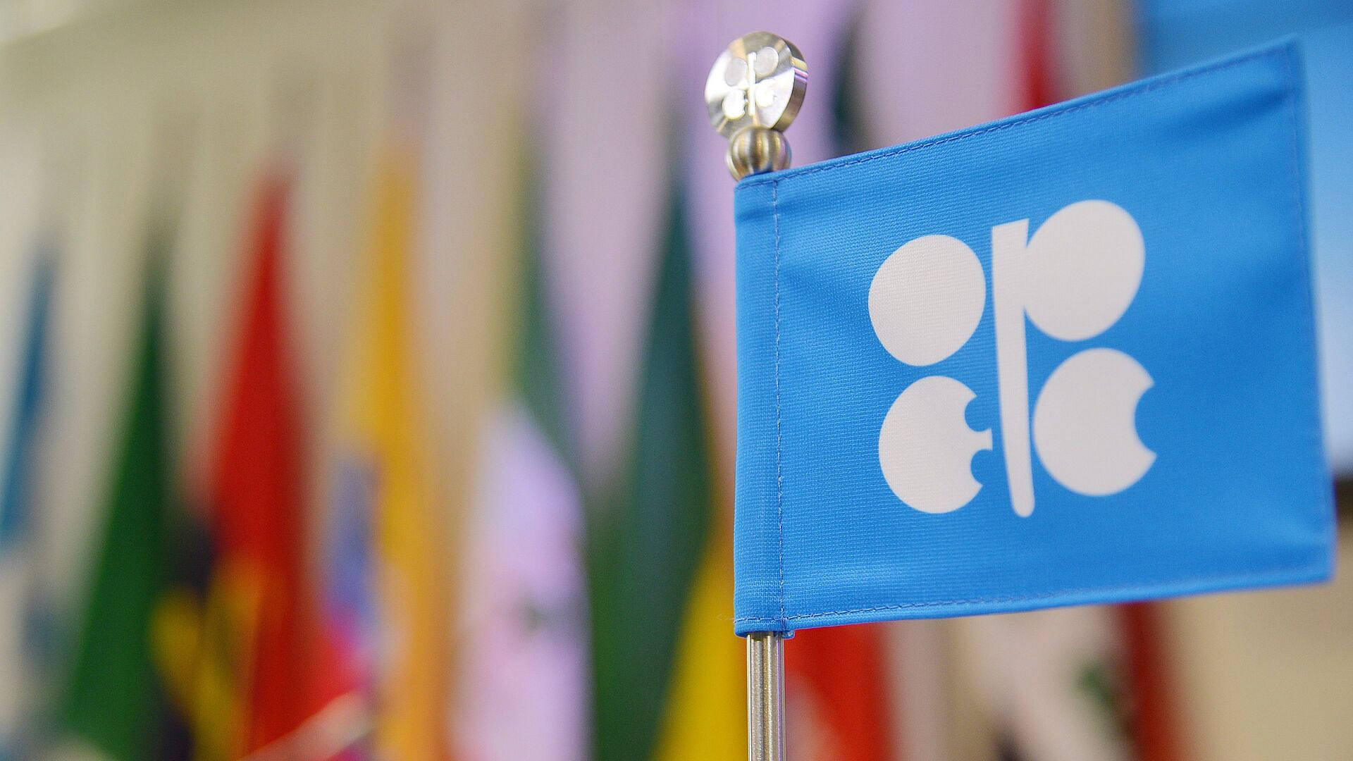Страны ОПЕК+ после ухода ОАЭ увеличивают предел нефтедобычи