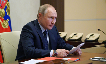 Путин продолжает работу с регионами, заявил Песков