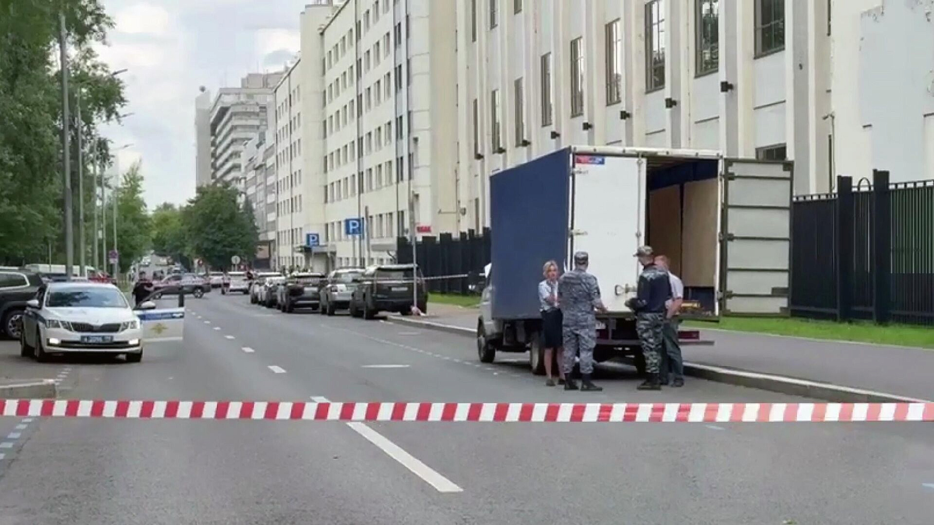 У центрального хранилища Центробанка оцепили часть дороги