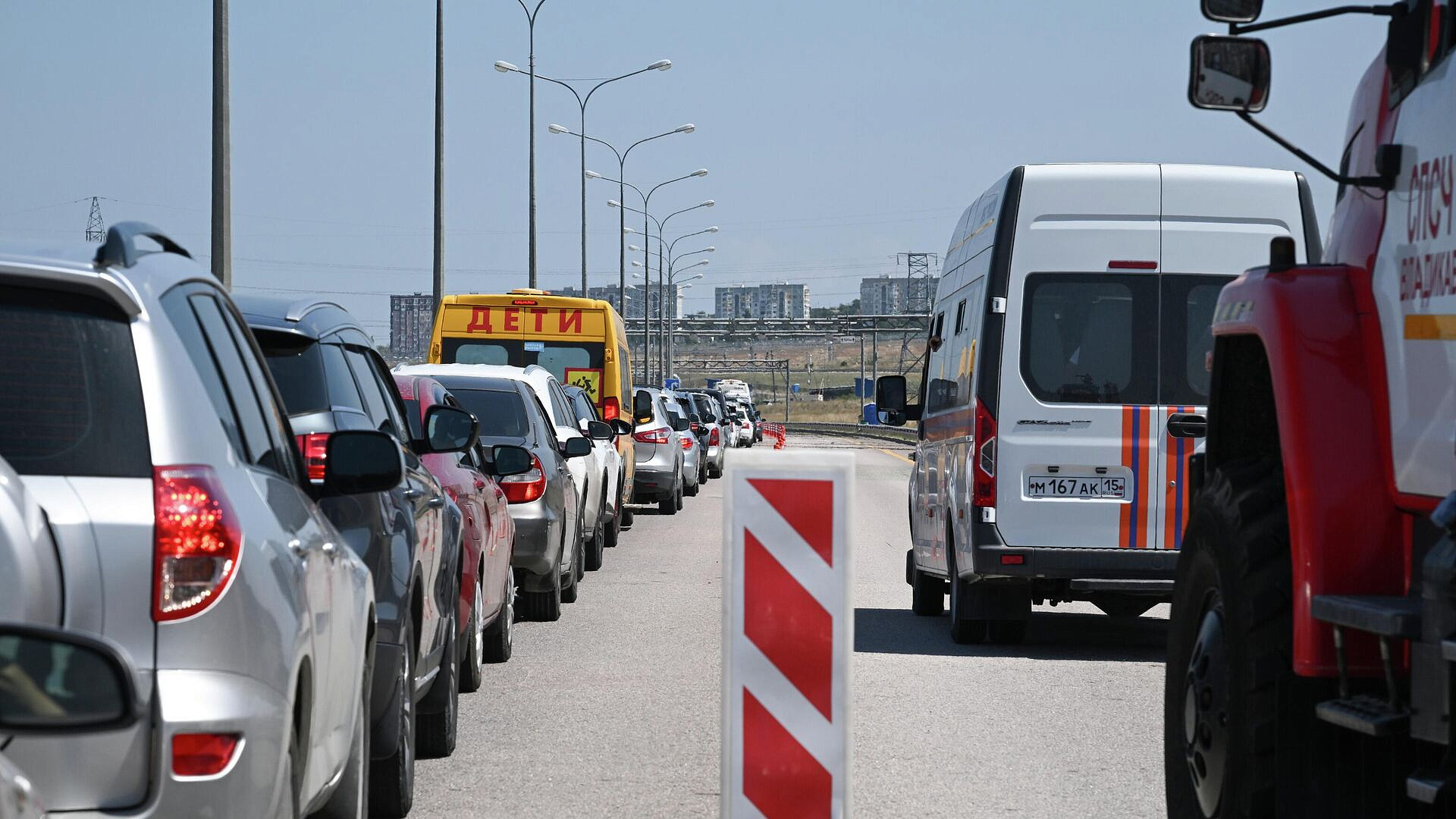 В очереди на проезд по Крымскому мосту скопилось более тысячи машин