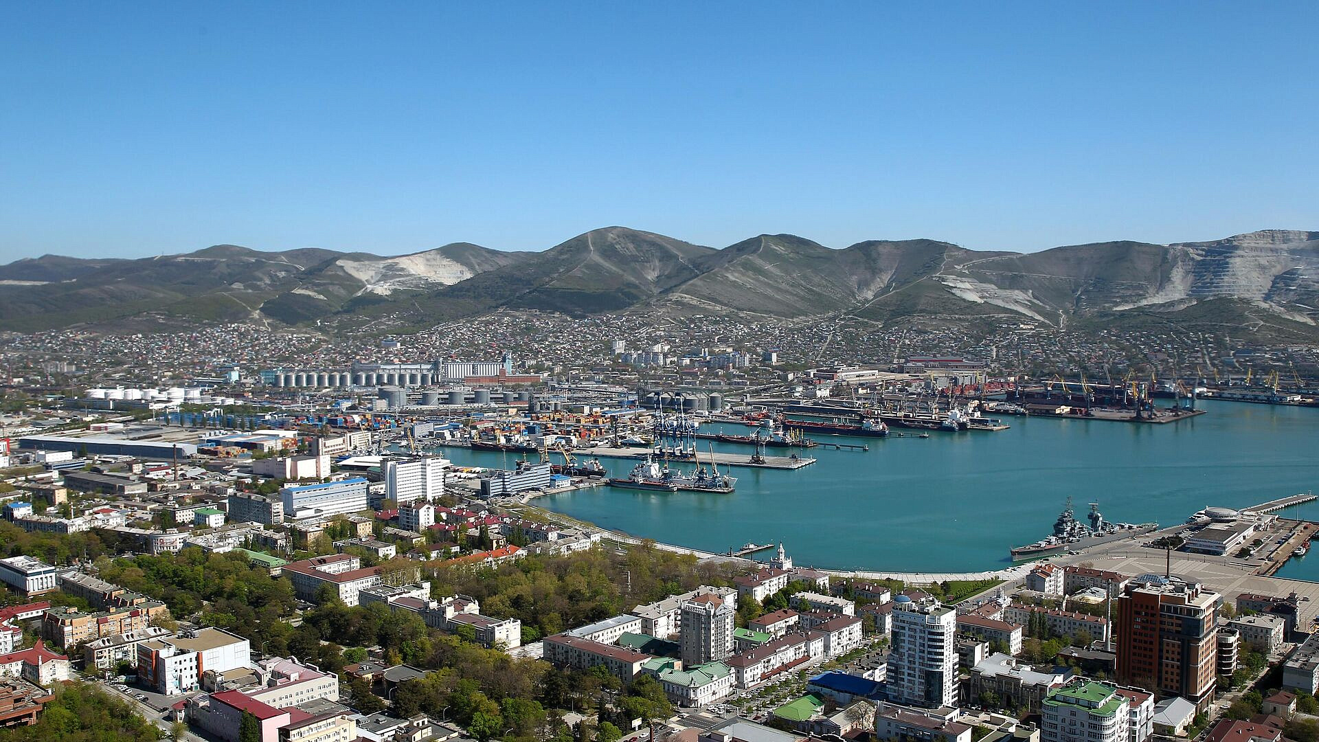 В Новороссийске запустили салют в честь Дня Победы