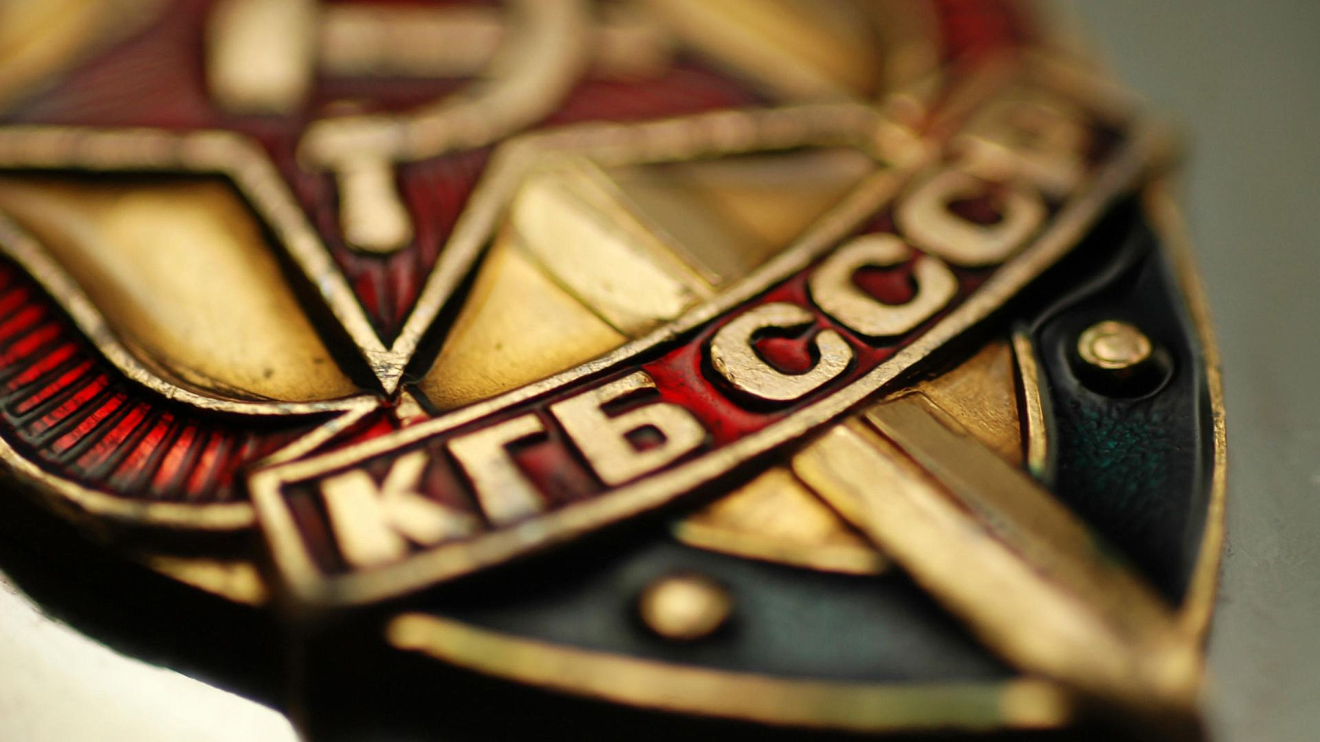 Американцы скупают фляжки с красной звездой и надписью "КГБ СССР"