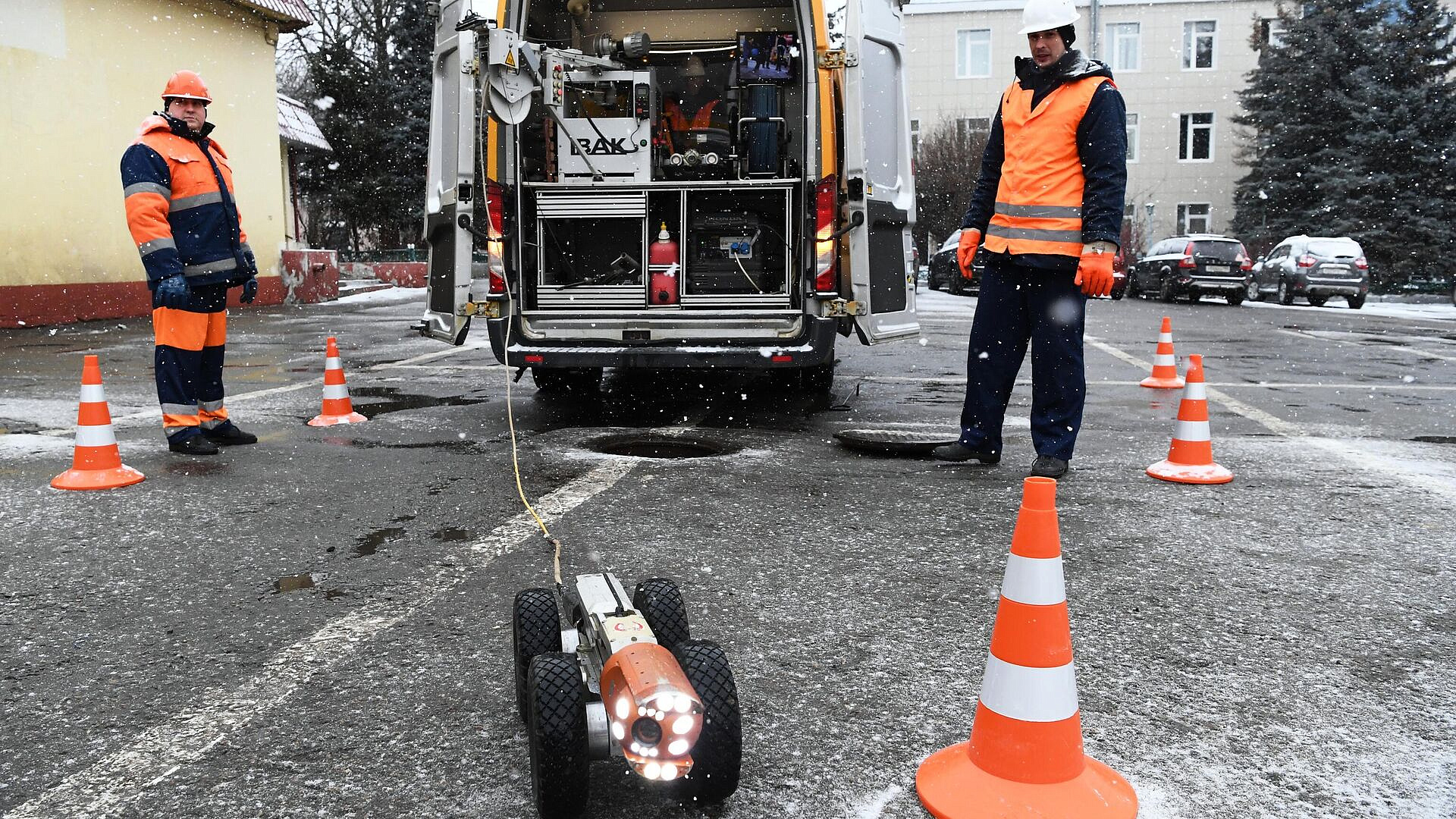 На востоке Москвы на проезжую часть вытекла вода