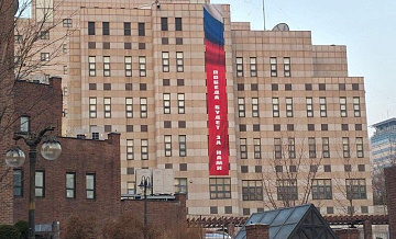 В посольстве России назвали размещение баннеров обычной практикой