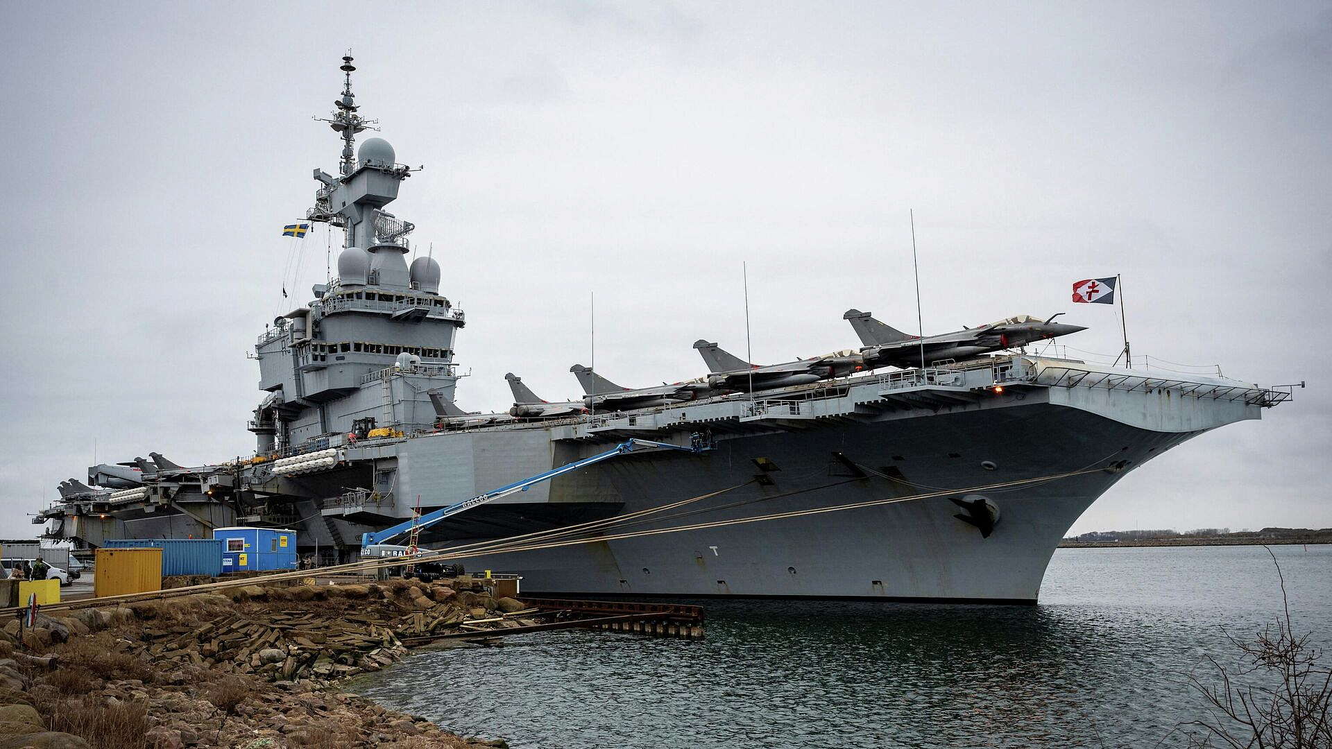 Французский авианосец "Шарль де Голль" направляется в Средиземное море