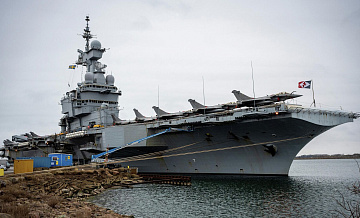 Французский авианосец "Шарль де Голль" направляется в Средиземное море
