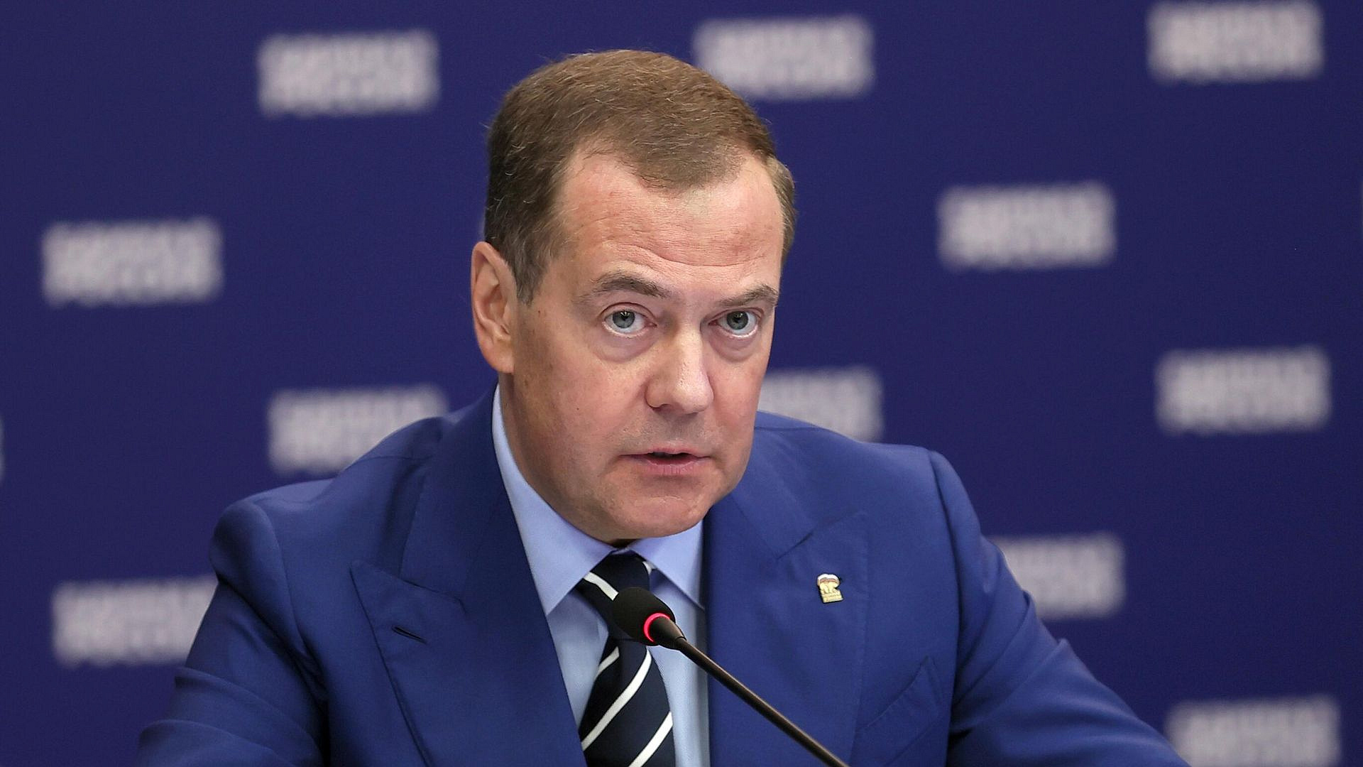 Медведев указал на враждебность западных ИИ-компаний к России