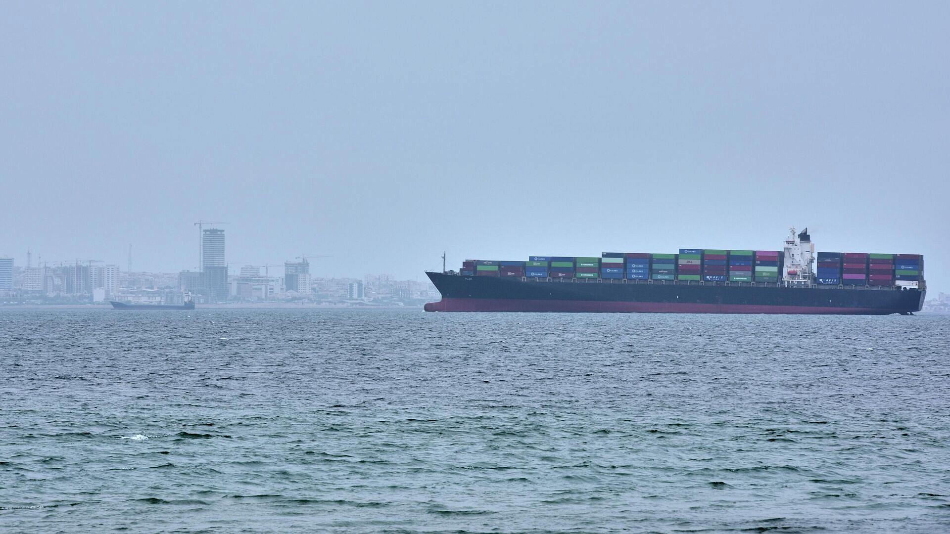 Застрявшее в Ормузе таиландское грузовое судно покинуло пролив