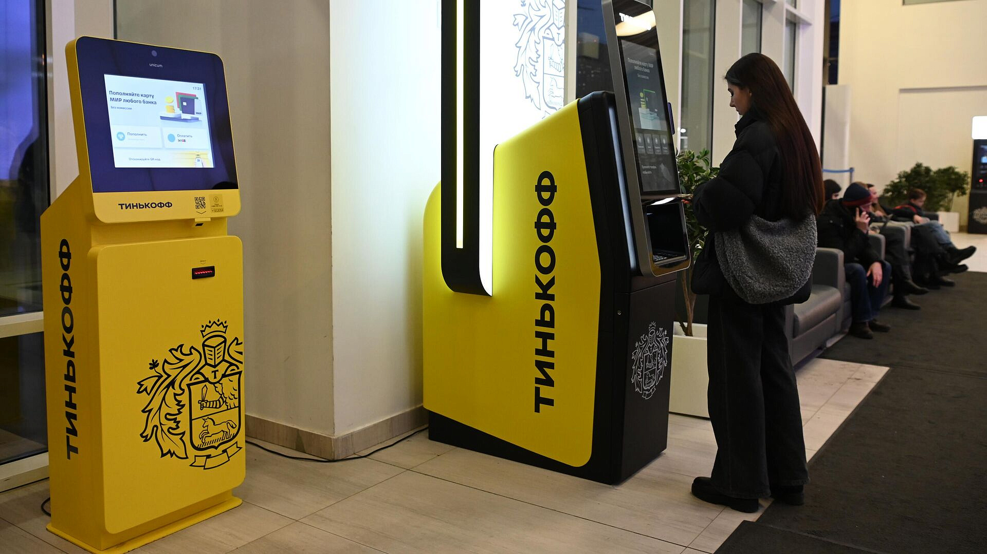 "Тинькофф банк" будет доставлять дебетовые и кредитные карты в Крым