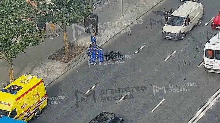 Оперативные службы быстро приехали на место ДТП с мотоциклом и скорой
