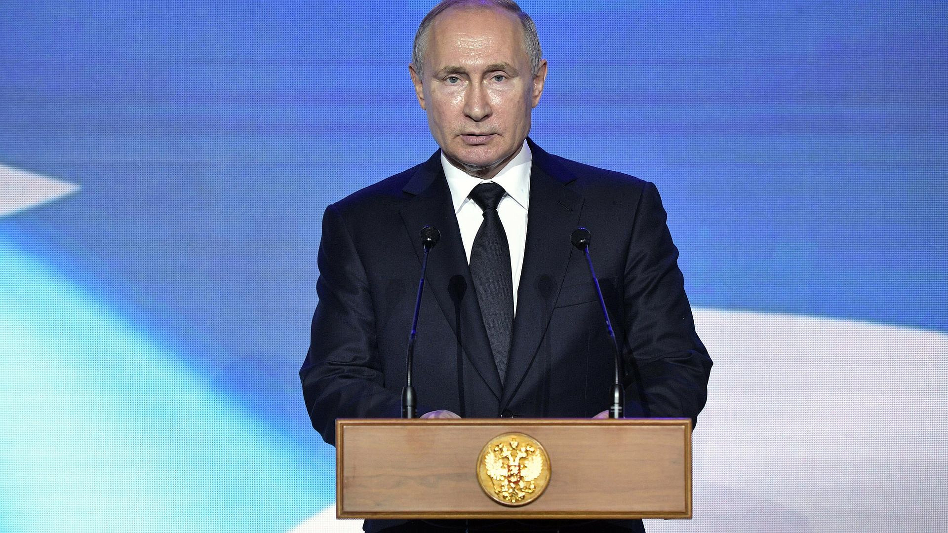 Путин за бокалом шампанского пообщался с награжденными военнослужащими ВМФ
