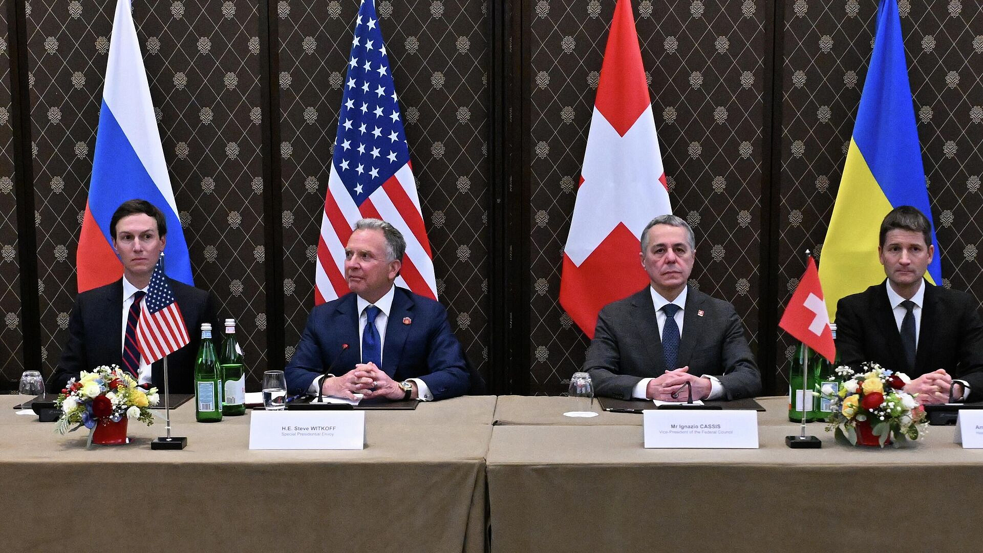 СМИ: Уиткофф и Кушнер проинформировали Трампа о ходе переговоров по Украине