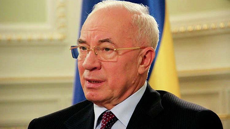 Украина переживает политическую деградацию, заявил Азаров