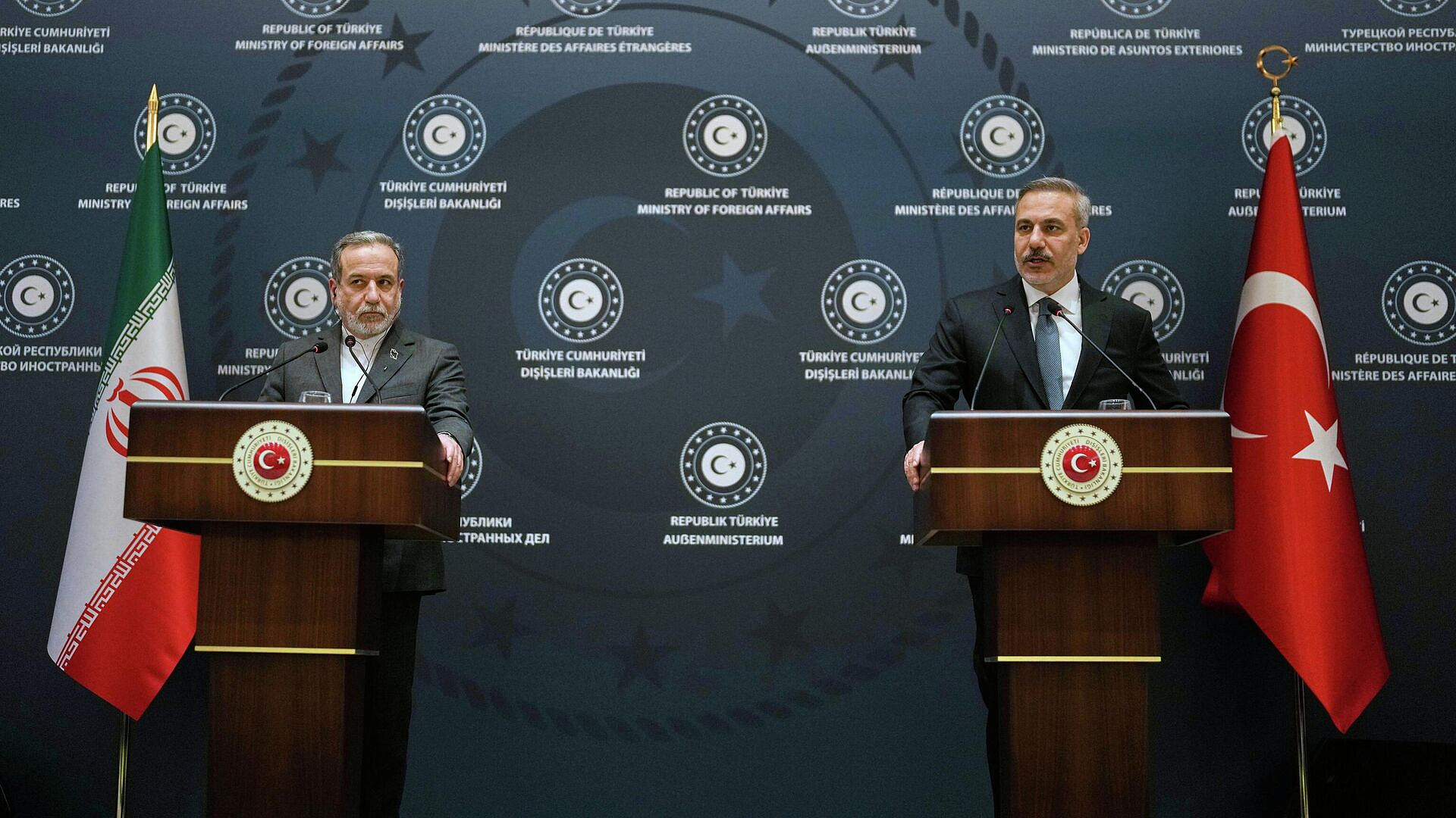 Главы МИД Турции и Ирана обсудили переговоры по атому, сообщил источник