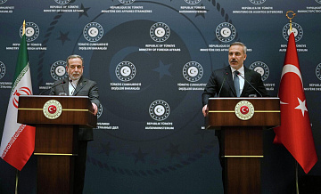 Главы МИД Турции и Ирана обсудили переговоры по атому, сообщил источник