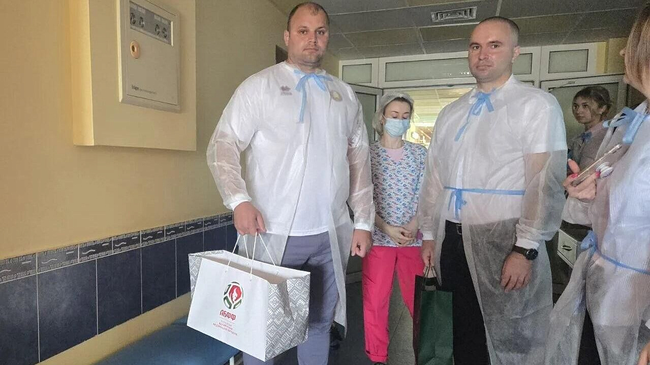 Спортивные чиновники посетили в медцентре пострадавших под Брянском детей
