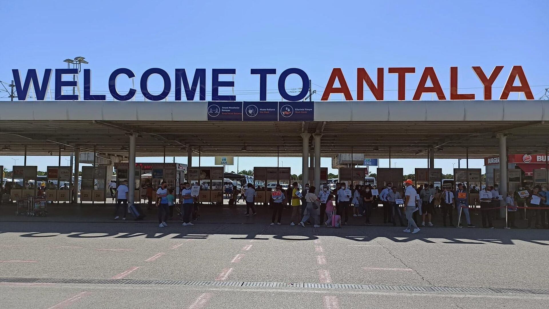 Спасший пассажиров горевшего в Анталье самолета остался обижен на "Азимут"