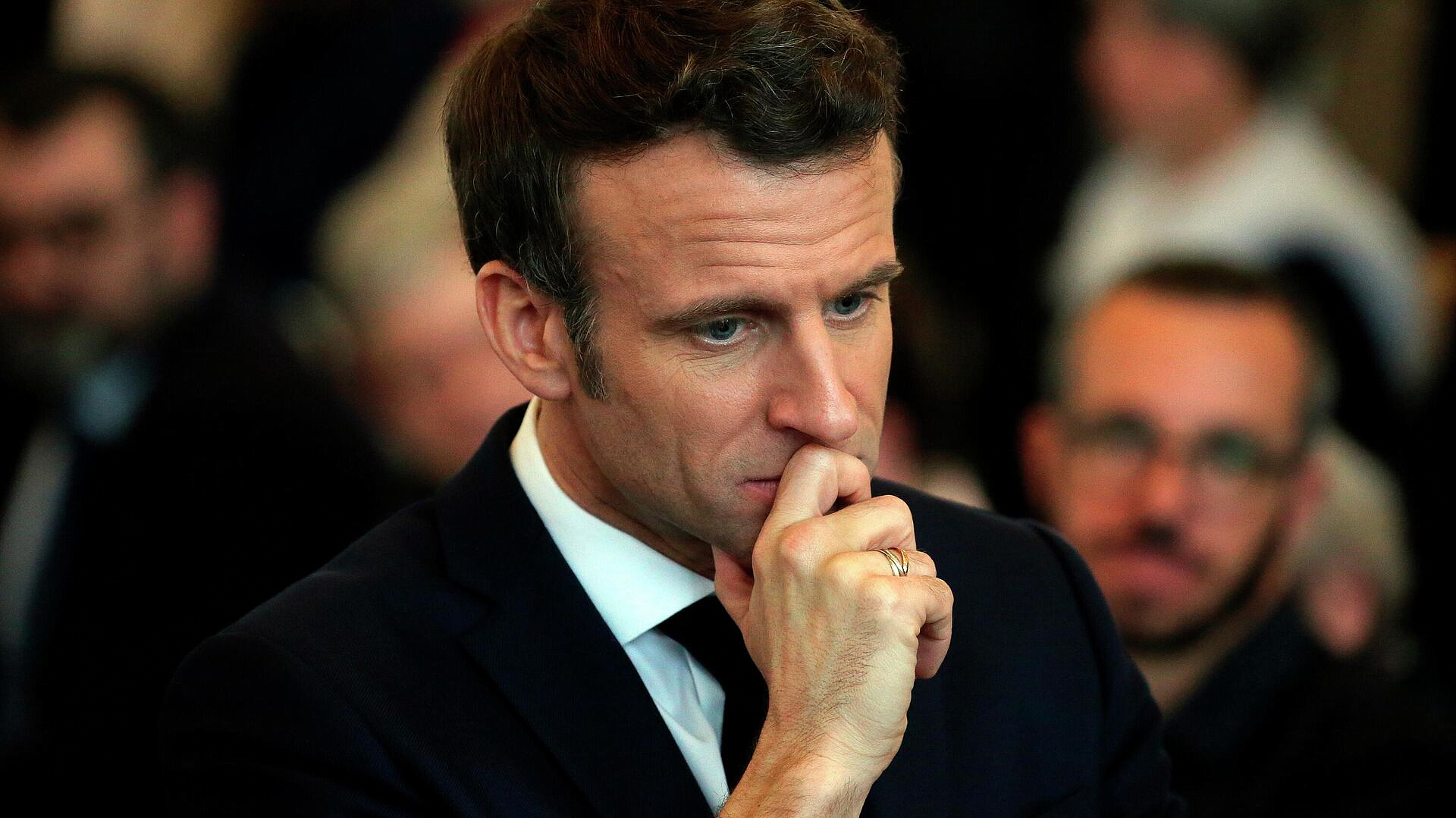 Приведет к катастрофе. Стало известно, кто держит Макрона в страхе