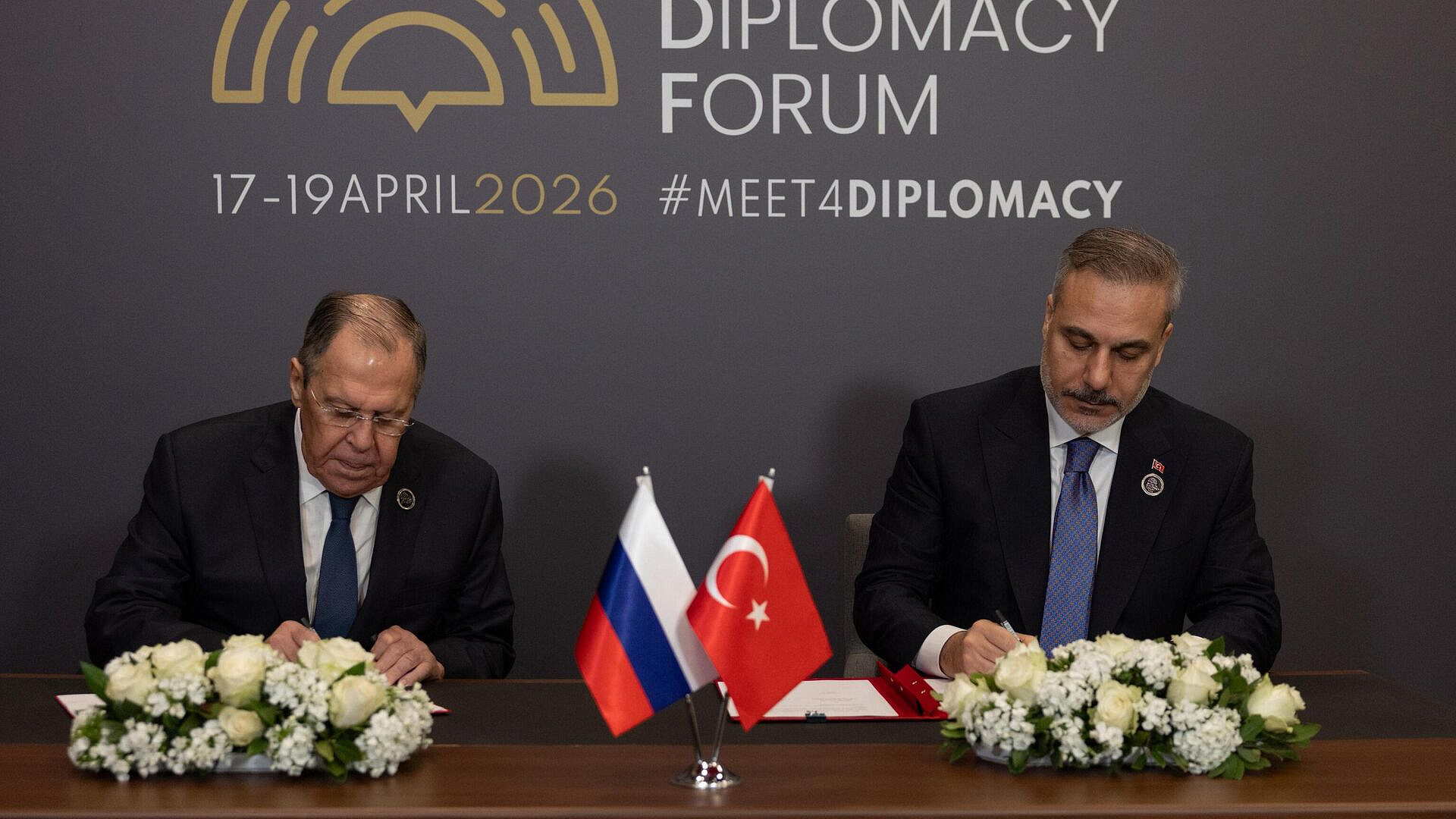 Лавров и Фидан обсудили ситуацию на Ближнем Востоке