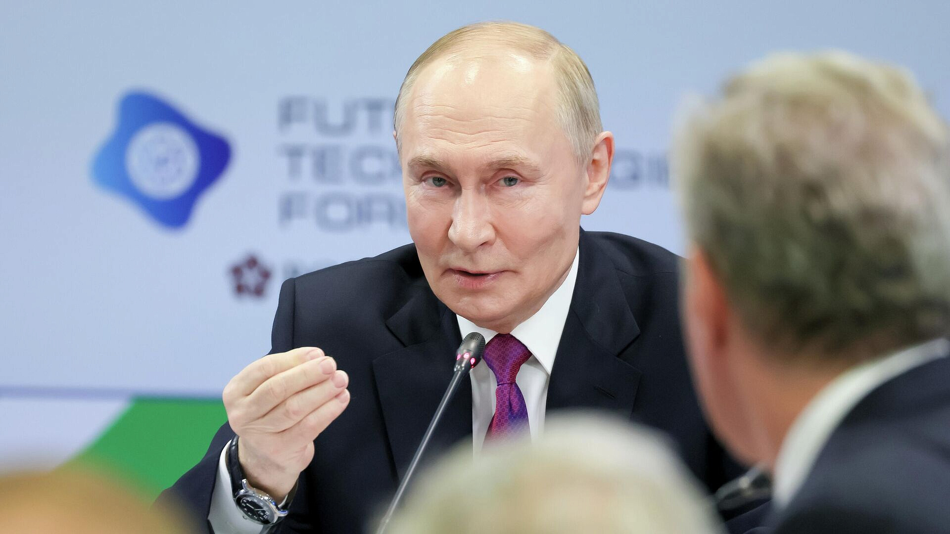 Ковальчук рассказал Путину об идее охлаждения реактора на станции на Луне