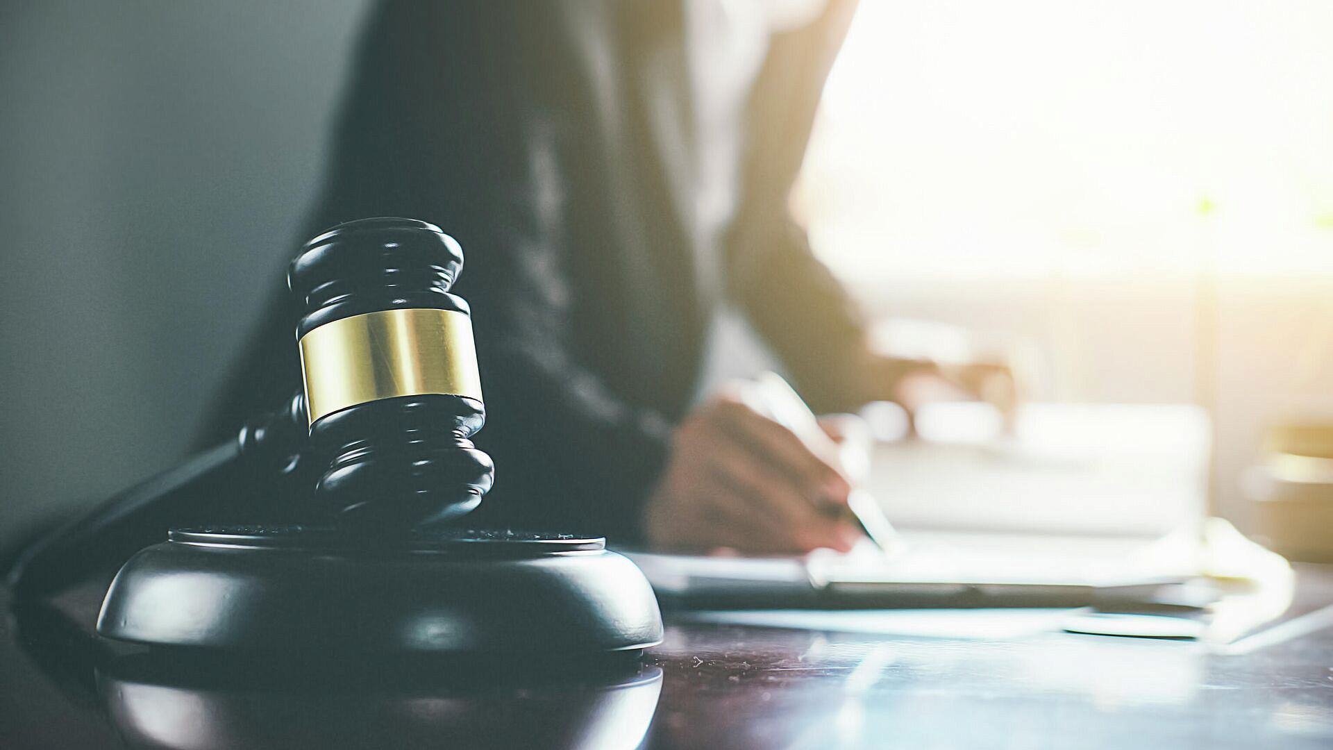 В Петербурге выставили на торги документ за подписью Путина от 1995 года