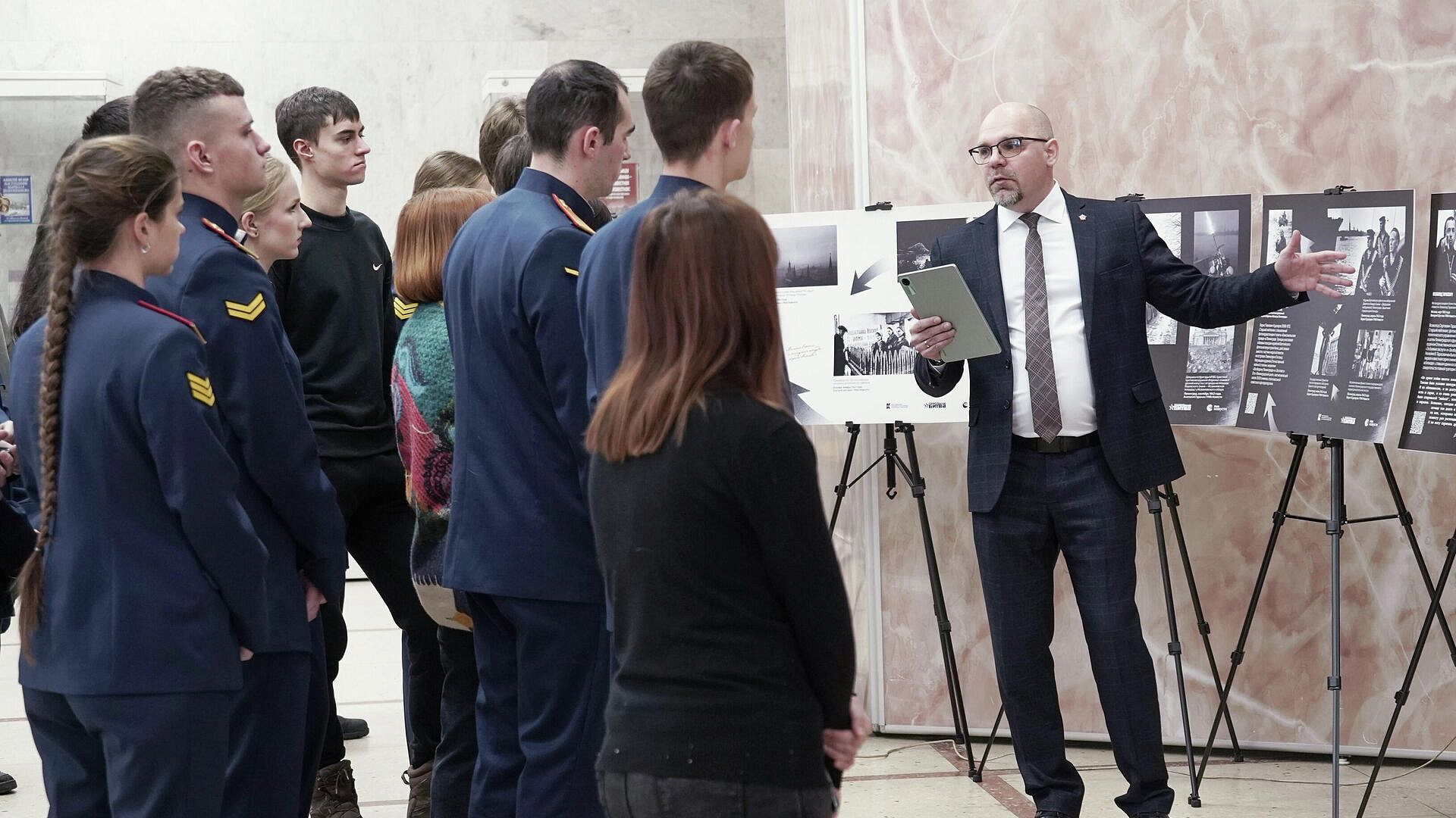 Выставку о работе советских фронтовых фотокоров открыли в Луганске