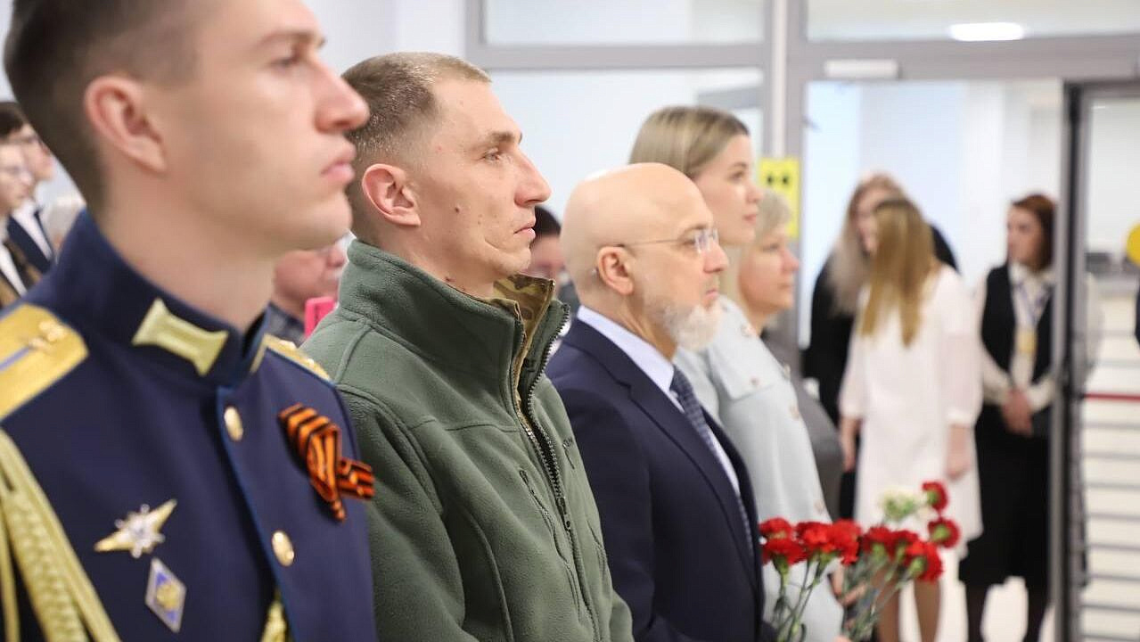 "Парту героя" в честь бойца спецоперации открыли в школе в Карелии