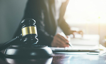 В Петербурге выставили на торги документ за подписью Путина от 1995 года