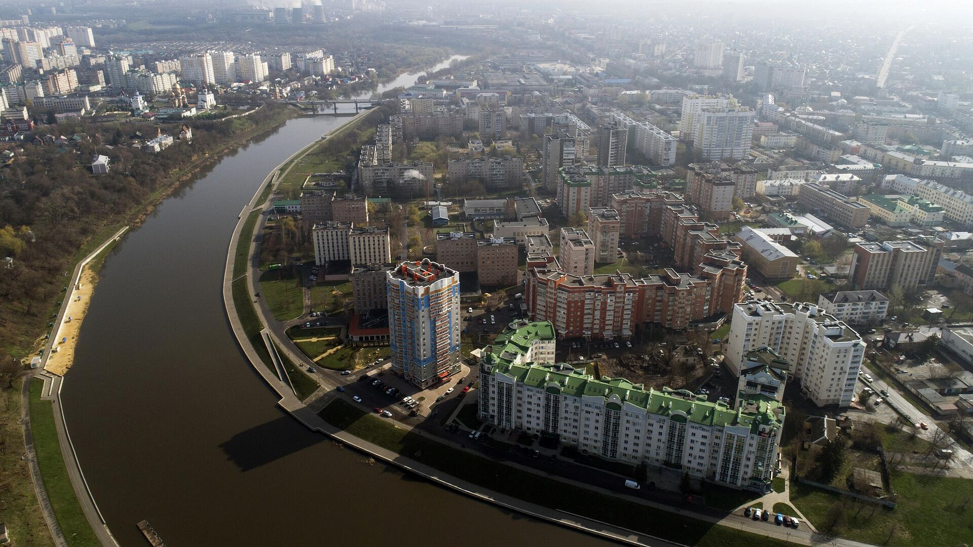 В Орле после падения БПЛА из двух многоэтажек эвакуировали 17 человек