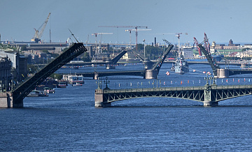 На грузовом судне в Петербурге произошло задымление