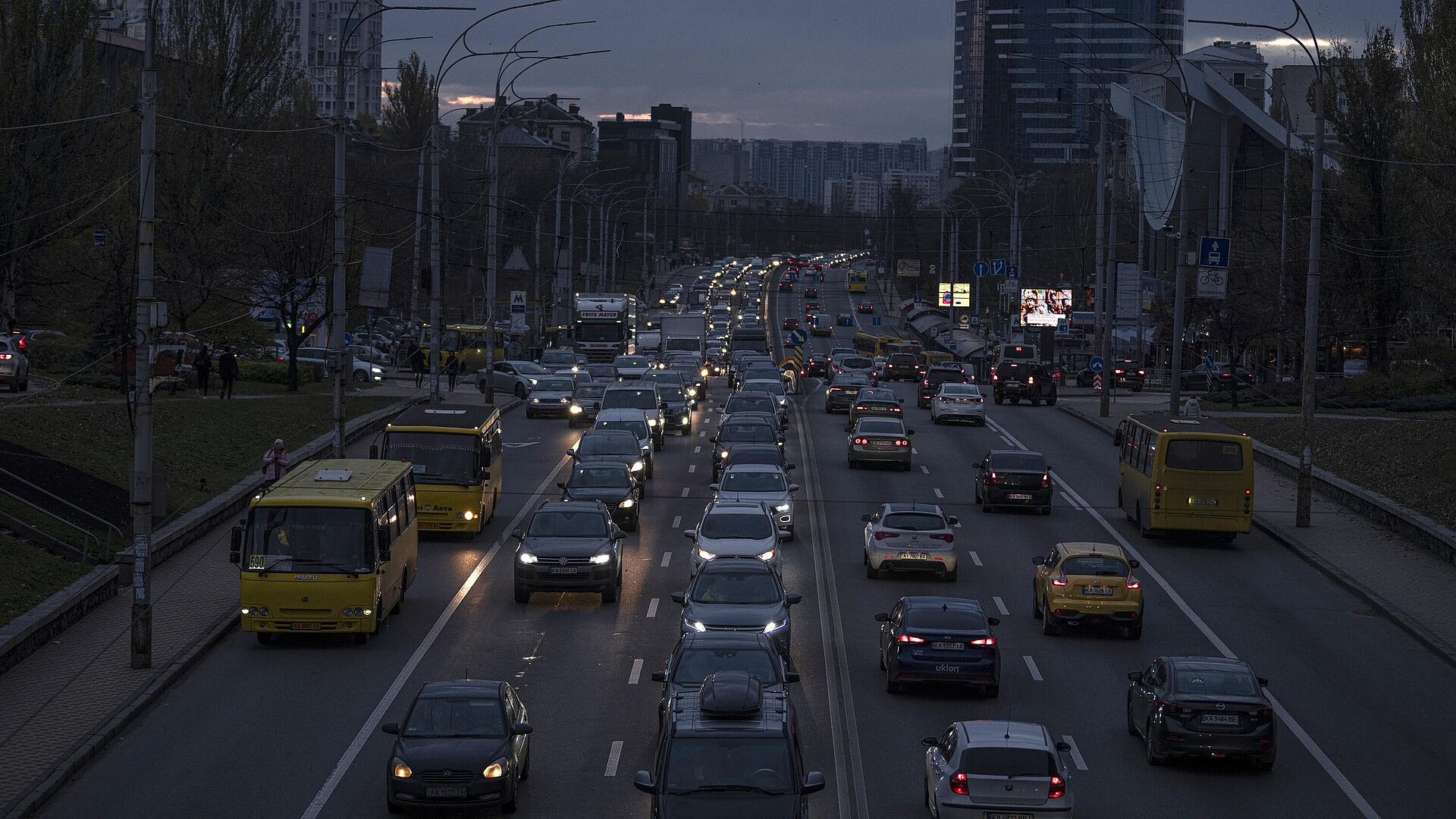 На улице в Киеве включили гимн России