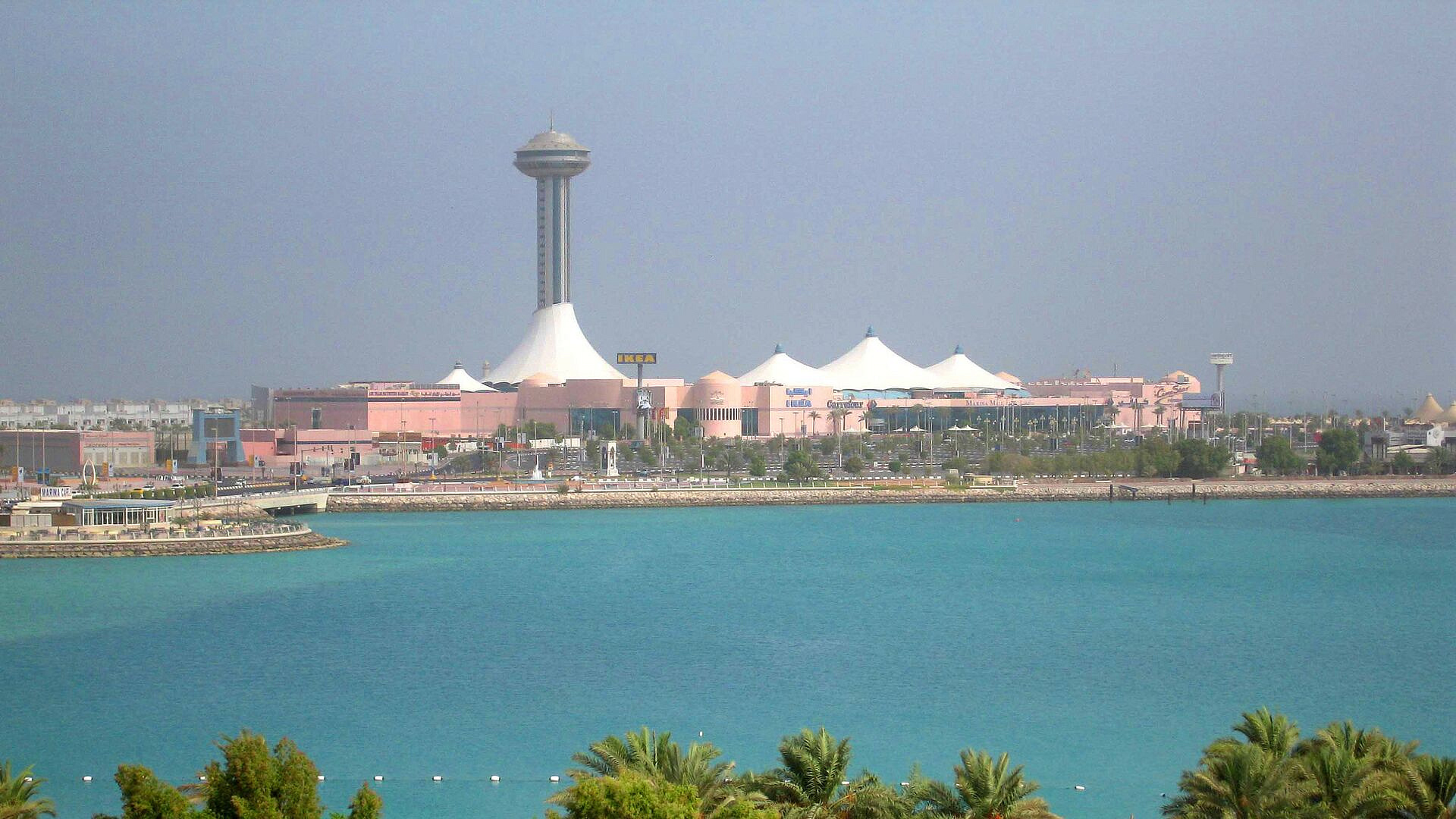 Британские ВМС сообщили об обстреле сухогруза у берегов ОАЭ