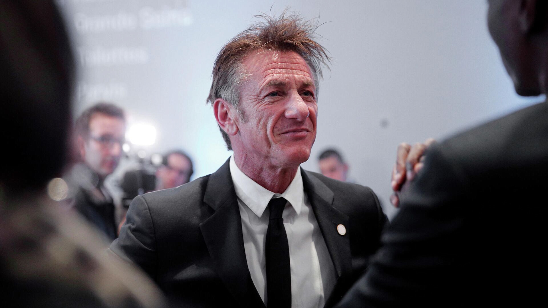 Шон Пенн встретился с военнослужащими ВСУ в компании уволенного Ермака